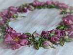 Rose Wreath - Broderad på siden